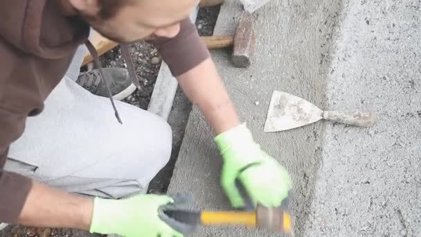 コンクリートの床の男性労働者作ってエッジ — ストック動画