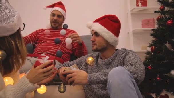 Drie Vrienden Delen Van Christmas New Year Eve Presenteert — Stockvideo