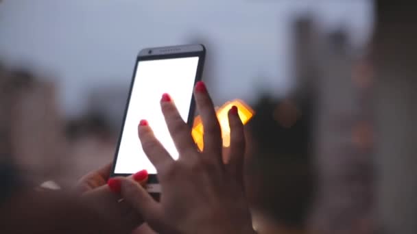 Νεαρή Γυναίκα Χρησιμοποιώντας Smartphone Βράδυ Στο Φόντο Θολή Πόλη — Αρχείο Βίντεο
