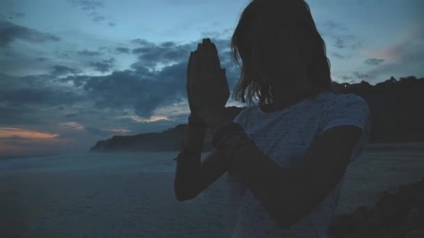 Yong Mulher Praticando Ioga Beira Mar — Vídeo de Stock