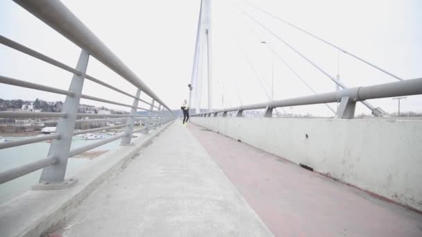 Junger Sportlicher Mann Trainiert Jonglieren Der Brücke Urbanes Workout — Stockvideo