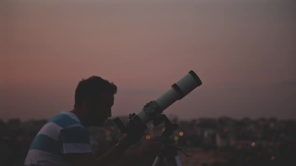 Hombre Usando Telescopio Aire Libre — Vídeo de stock