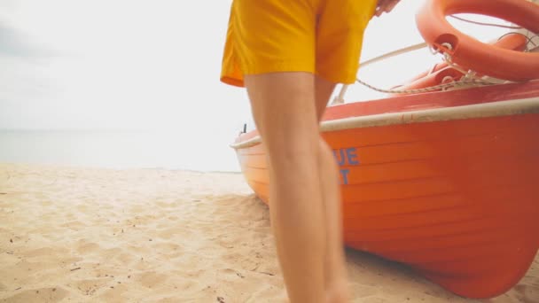 Hombre Orillas Del Mar Con Bote Rescate Rojo — Vídeo de stock