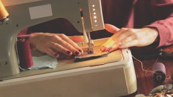 Genç Kadın Terzi Dikiş Dikiş Makinesi Kullanarak Parçaları — Stok video