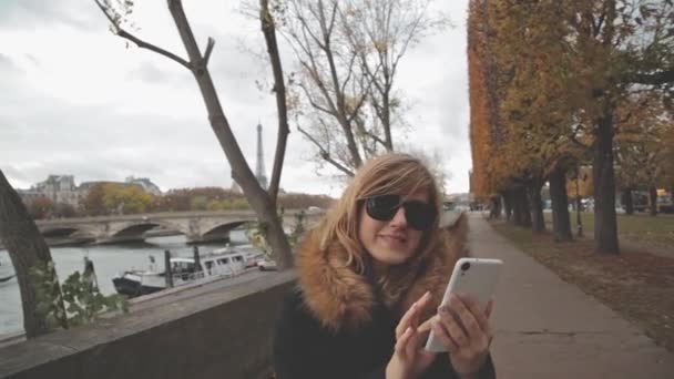 Junge Frau Benutzt Smartphone Freien Brücke Über Fluss Hintergrund — Stockvideo