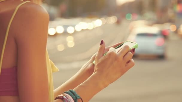 Mãos Femininas Usando Smartphone Fundo Cidade Turva — Vídeo de Stock