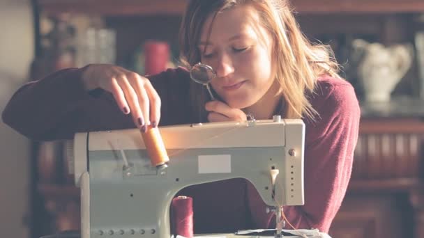 Mujer Joven Sastre Enrollando Los Hilos Máquina Coser — Vídeo de stock