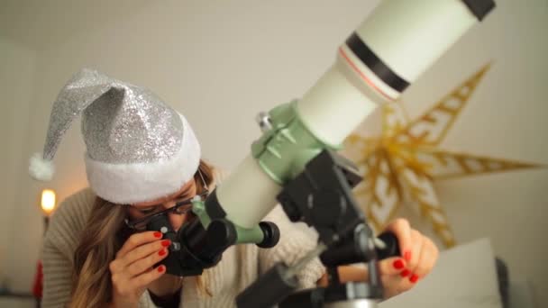 Jul Nyår Glädje Med Astronomi Teleskop Och Söt Tjej — Stockvideo