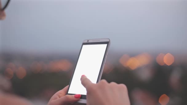 Γυναίκα Που Χρησιμοποιούν Smartphone Για Θολή Φόντο Πόλη Bokeh — Αρχείο Βίντεο