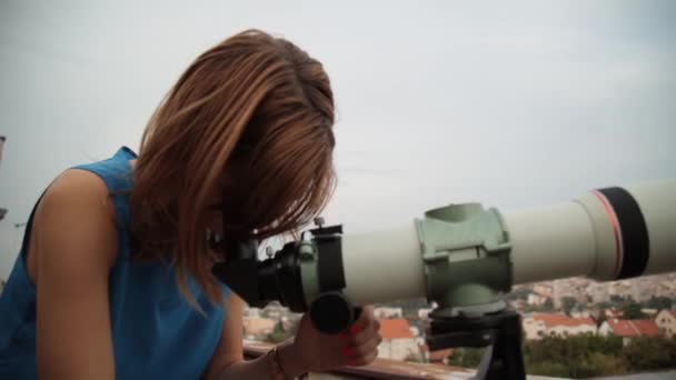 Mujer Joven Mirando Paisaje Urbano Con Telescopio — Vídeo de stock