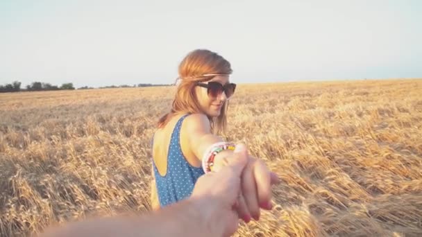 Женщина Наслаждается Временем Держа Мужскую Руку Спелых Пшеничных Полях — стоковое видео