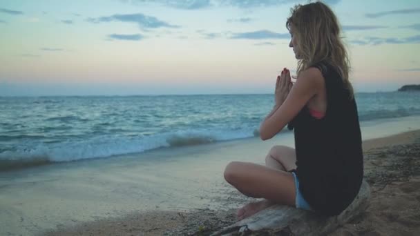 Yong Vrouw Beoefenen Van Yoga Aan Zee — Stockvideo