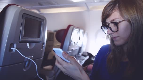 Vrouw Met Behulp Van Smartphone Vliegtuig — Stockvideo