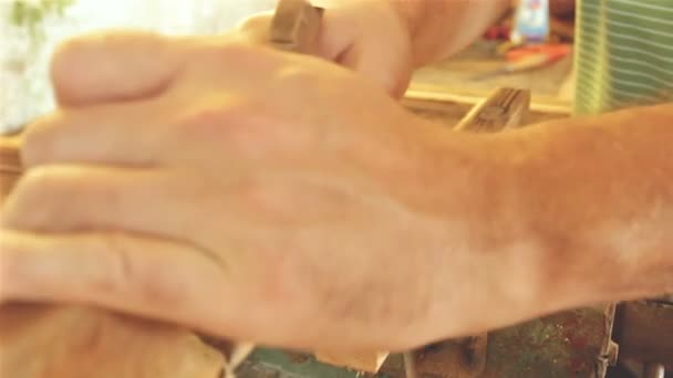 Homem Carpinteiro Trabalhando Com Peça Madeira Cortando Camadas Ruins — Vídeo de Stock