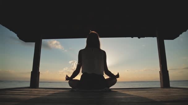 Mujer Yong Practicando Yoga Playa — Vídeos de Stock