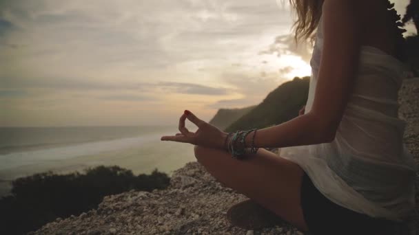 Mujer Yong Practicando Yoga Playa — Vídeos de Stock