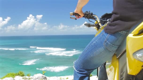 Homem Com Bicicleta Amarela Beira Mar — Vídeo de Stock