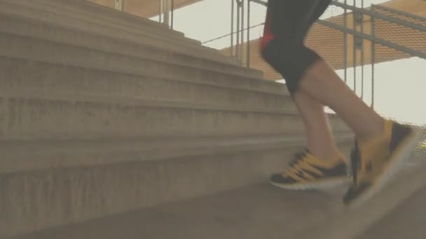 Onderaanzicht Van Mens Joggen Door Trappen — Stockvideo