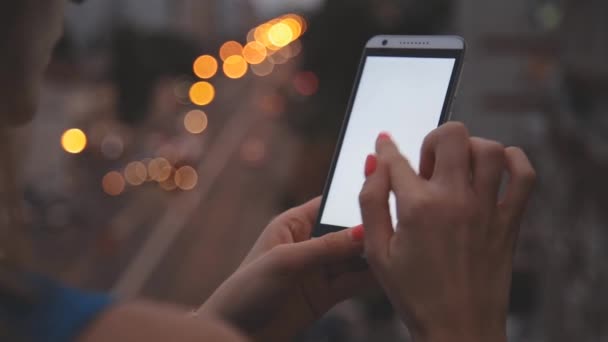Tangan Wanita Menggunakan Smartphone Pada Latar Belakang Kota Yang Kabur — Stok Video