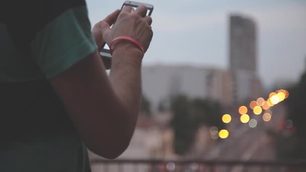 Uomo Utilizzando Smartphone Sfondo Sfocato Della Città — Video Stock