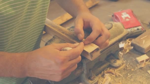 Homem Carpinteiro Trabalhando Com Peças Madeira Próprio Escritório — Vídeo de Stock