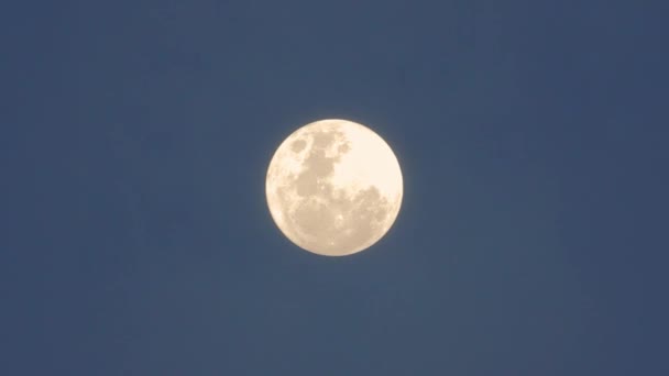 Pleine lune brillante dans un ciel nocturne sombre 