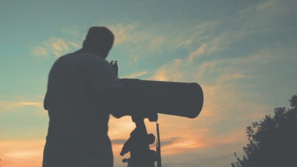 Joven Ajustándose Mirando Través Del Telescopio Astronómico Por Noche — Vídeos de Stock