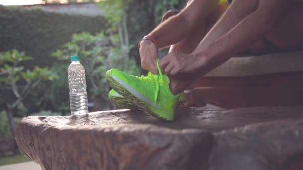 Mann Schnürt Turnschuhe Nach Dem Laufen Auf Terrasse — Stockvideo