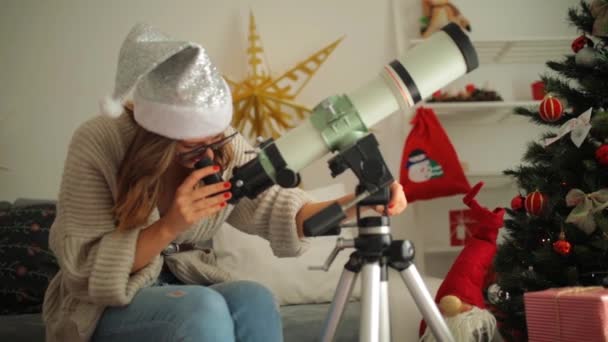 Navidad Alegría Año Nuevo Con Telescopio Astronómico Linda Chica — Vídeos de Stock