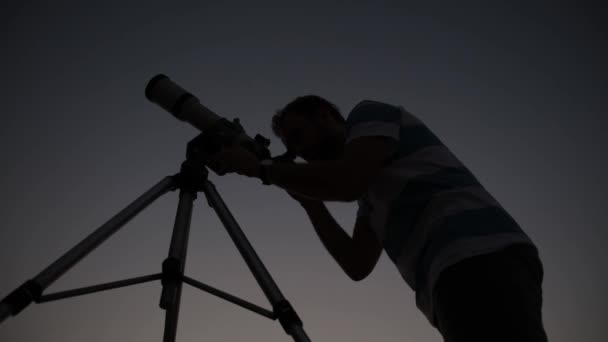 Hombre Mirando Estrellas Con Telescopio Por Noche — Vídeo de stock