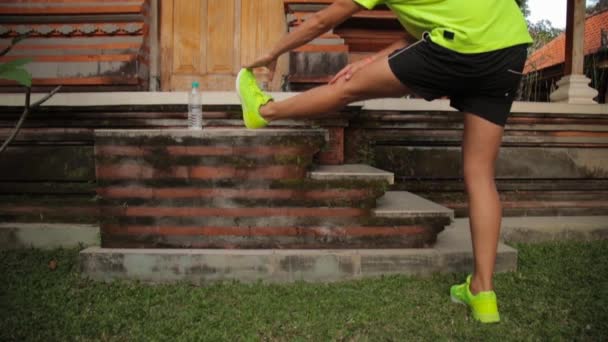 Joven Haciendo Ejercicios Moring Afuera — Vídeos de Stock