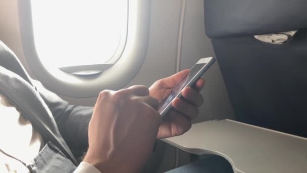 Hombre Usando Smartphone Viajando Avión — Vídeo de stock