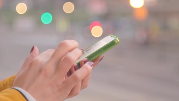 Mãos Femininas Usando Smartphone Fundo Cidade Turva — Vídeo de Stock