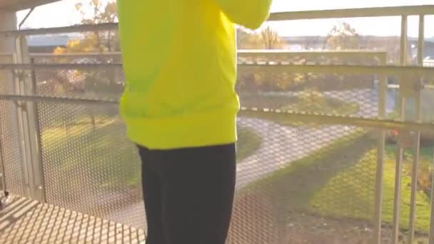 Sportif Delikanlı Kol Saati Kentsel Egzersiz Sırasında Arıyorsunuz — Stok video