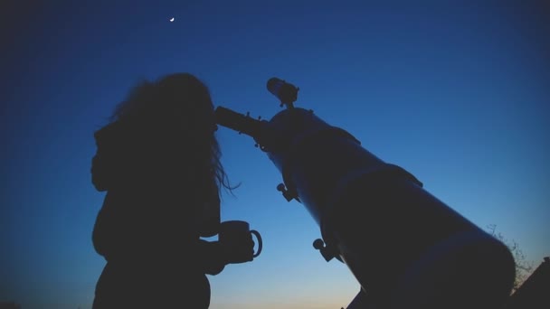 Молодая Женщина Смотрит Астрономический Телескоп Вечером — стоковое видео