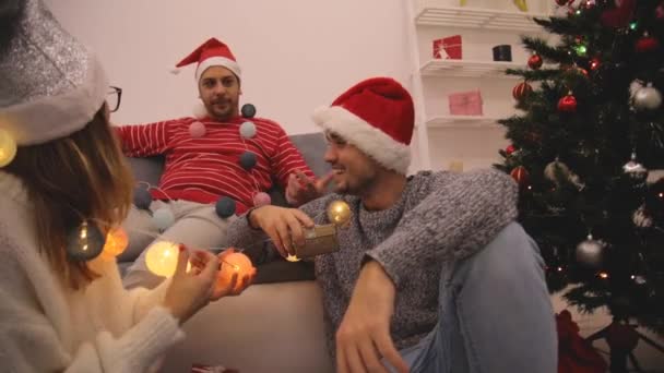 Drie Vrienden Delen Van Christmas New Year Eve Presenteert — Stockvideo