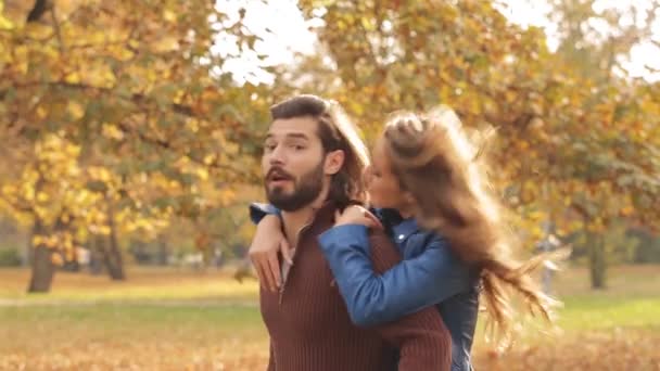 Jeune Couple Sortir Ensemble Dans Parc Automnal — Video