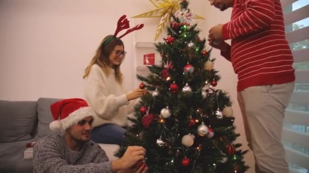 Tres Amigos Compartiendo Regalos Navidad Año Nuevo — Vídeos de Stock