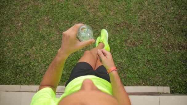 Mann Sportkleidung Trinkt Nach Übungen Wasser — Stockvideo