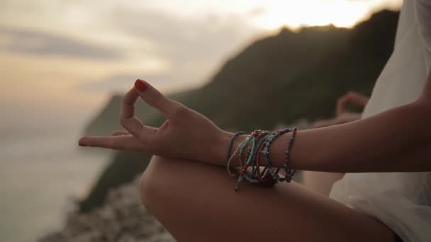 Mujer Yong Practicando Yoga Playa — Vídeos de Stock