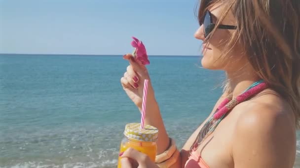 Mujer Joven Bebiendo Jugo Playa — Vídeo de stock