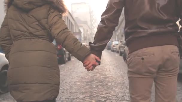 Paar Beim Date Der Stadt Händchen Haltend — Stockvideo