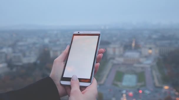 Manos Femeninas Usando Smartphone Sobre Fondo Borroso Ciudad — Vídeo de stock