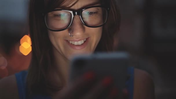 Mujer Joven Usando Teléfono Inteligente Aire Libre Puente Través Del — Vídeo de stock