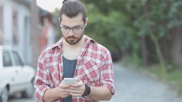 Bărbat Barbă Ochelari Folosind Smartphone — Videoclip de stoc