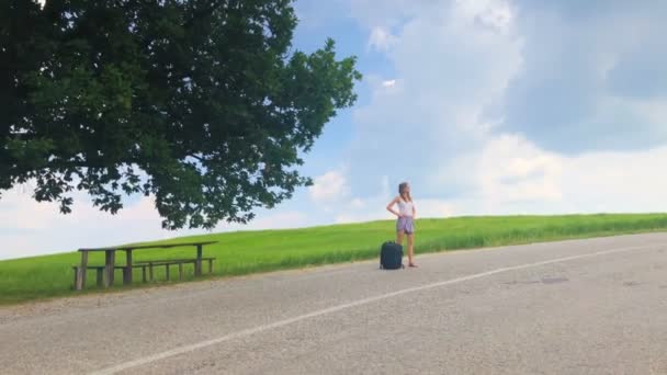 Jovem Com Mochila Espera Transporte Estrada — Vídeo de Stock