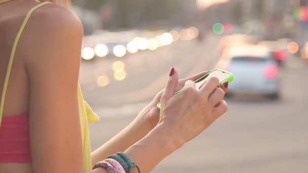 Mãos Femininas Usando Smartphone Fundo Cidade Turva — Vídeo de Stock