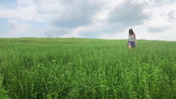 Flickan Hoppar Ett Grönt Gräs Fält Slow Motion — Stockvideo