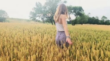Altın bir buğday - yaz alanında zevk kız.
