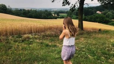 Altın bir buğday - yaz alanında zevk kız.